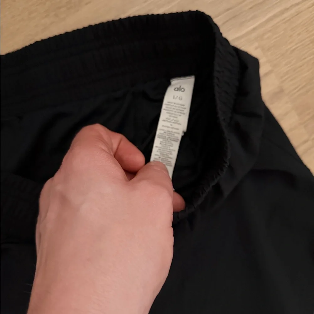 ALO Yoga Men’s Black Shorts - Picture 2 of 3